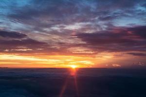 kleurrijke lucht en zonsopgang. natuurlijk landschap foto