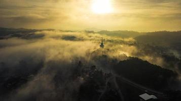 bergen en mist in thailand foto
