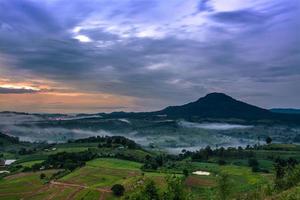 bergen met bomen en mist in thailand foto