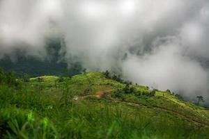 landschap van mist en bergen, in thailand foto