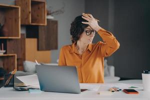 gefrustreerde Italiaanse vrouwelijke werknemer gestrest over fout of probleem met computer foto