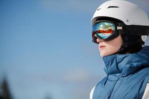 vrouwelijke snowboarder tegen zon en lucht foto