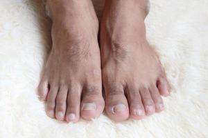 blootsvoets. geeft om de schone en zachte voethuid van een vrouw. foto