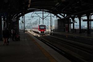 bangkok, thailand-5 juni 2022 - rode lijn sky train nadert don muang station. foto