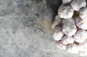 close-up van knoflookgroente op houten tafel voor voedselachtergronden hierboven foto