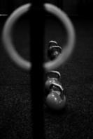 ringen en kettlebells in een sportschool gym
