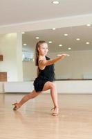 jong meisje dat oefeningen in een dansles doet foto