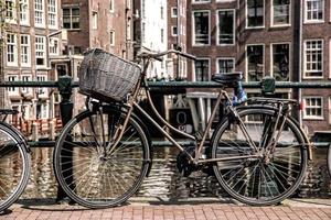 amsterdam met oude fietsen op de brug tegen kanaal, holland