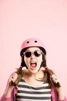 grappige vrouw met fietshelm portret roze achtergrond echte mensen