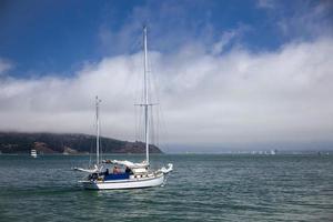 sausalito, california, usa, 2010. autorijden uit sausalito foto