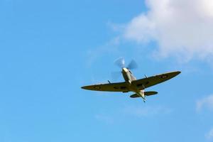 goodwood, west sussex, uk, 2012. supermarine spitfire vliegen op de goodwood revival foto