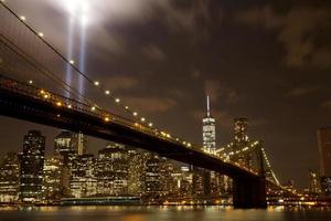 Brooklyn Bridge met het eerbetoon in licht