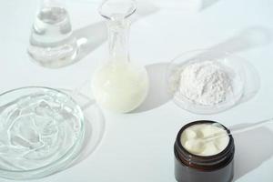 laboratoriumschalen en glaswerk op een laboratoriumtafel. fermentatie, gefermenteerde schoonheidsverzorging. crème of serum voor anti-age behandeling, poeder cosmetisch ingrediënt. foto