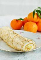 meringue roll cake met citroen en mandarijnwrongel foto