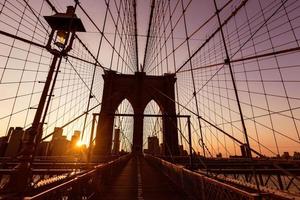 Brooklyn Bridge zonsondergang met Manhattan skyline ons