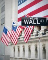 De vlaggen van de VS op de emblematische bouw van Wall Street