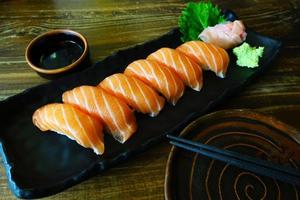 sushi zalm op houten tafel foto