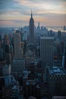 de schemering valt over Manhattan foto
