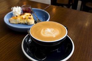 warme koffie met bessenscone foto