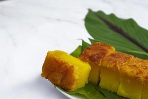 Maleisië populaire en traditionele snack. kuih bingka ubi of bak tapioca cake foto