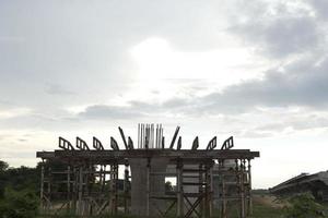 constructie en gieten van betonnen palen om het gewicht van snelwegbruggen op het platteland van Thailand te dragen, is een snelweg om gemakkelijk te lopen, snel en tijdbesparend. foto