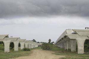 constructie en gieten van betonnen palen om het gewicht van snelwegbruggen op het platteland van Thailand te dragen, is een snelweg om gemakkelijk te lopen, snel en tijdbesparend. foto