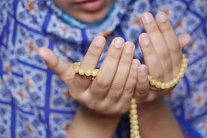 close-up van moslimvrouwen die bidden in ramadan foto