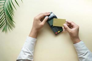 contactloos betalingsconcept met jonge man die met creditcard betaalt foto