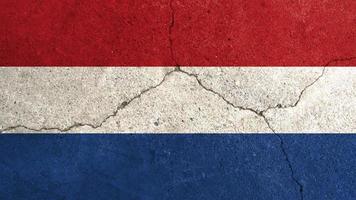 nederlandse vlag. nederlandse vlag op gebarsten cementmuur foto