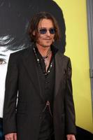 los angeles, 7 mei - johnny depp arriveert bij de donkere schaduwen, los angeles première in graumans chinese theater op 7 mei 2012 in los angeles, ca foto