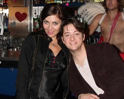 los angeles, 17 dec - jo bozarth, bradford anderson op de set tijdens het maken van de film cupid and eros in de good nite bar op 17 december 2010 in no hollywood, ca foto