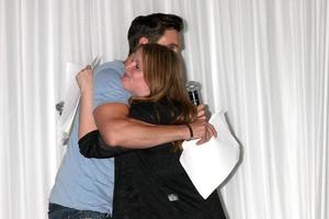 los angeles, 25 aug - daniel goddard, fan doet een scène uit een jnr-script tijdens het goddard en khalil fan-evenement in het universele sheraton hotel op 25 augustus 2013 in los angeles, ca foto