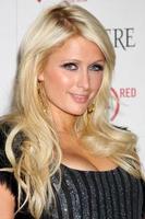 los angeles, 10 februari - paris hilton arriveert bij de belvedere rode speciale editie fleslancering bij avalon op 10 februari 2011 in los angeles, ca foto