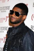 los angeles, 10 februari - usher raymond arriveert bij de belvedere rode speciale editie fleslancering bij avalon op 10 februari 2011 in los angeles, ca foto