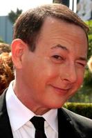 los angeles, 10 sep - paul reubens arriveert op de creative arts emmy's 2011 in nokia theater op 10 september 2011 in los angeles, ca foto