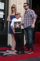 los angeles, 18 aug - kaitlyn olson, danny devito, rob mcelhenney tijdens de ceremonie als danny devito een ster krijgt op hollywood walk of fame op 18 augustus 2011 in los angeles, ca foto