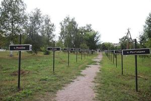 herdenkingscomplex van hervestigde dorpen in de uitsluitingszone van Tsjernobyl, oekraïne foto