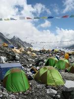 tenten op everest basiskamp in nepal foto