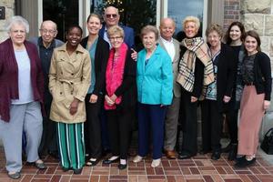 los angeles 14 mrt - bev, ken, delight, holly, steve, linda, beth, hank, heidi, donna, bonnie, danielle bij de steve en linda lunch in de spaghettifabriek op 14 maart 2020 in redlands, ca foto