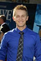 los angeles, 18 juni - jason dolley arriveert bij de brave laff-première in dolby theater op 18 juni 2012 in los angeles, ca foto