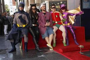 los angeles 9 jan - batman, catwoman, kevin smith, robin, riddler bij de burt ward star-ceremonie op de hollywood walk of fame op 9 januari 2020 in los angeles, ca foto