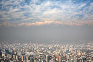 het Andesgebergte torent uit boven Santiago, Chili foto