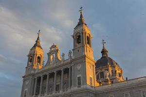 Almudena kathedraal in Madrid in de schemering foto