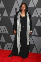 los angeles 11 november - whoopi goldberg bij de ampas 9e jaarlijkse gouverneursprijzen in dolby ballroom op 11 november 2017 in los angeles, ca foto