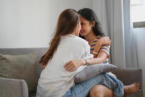 lgbtq, lgbt-concept, homoseksualiteit, twee mooie vrouwen die hun liefde aan elkaar tonen in een heel warm huis gelukkig foto