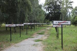 herdenkingscomplex van hervestigde dorpen in de uitsluitingszone van Tsjernobyl, oekraïne foto