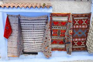 tapijten in chefchaouen, marokko foto