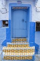 deur van een huis in chefchaouen, marokko foto