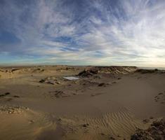 woestijn en blauwe hemel in Ad Dakhla, Zuid-Marokko