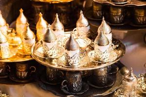 koperen traditionele pepermolen op de bazaar van istanbul foto